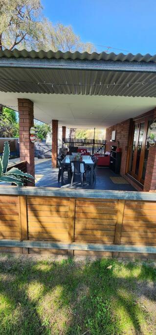 Abbey Beach Cottage บัสเซลตัน ภายนอก รูปภาพ